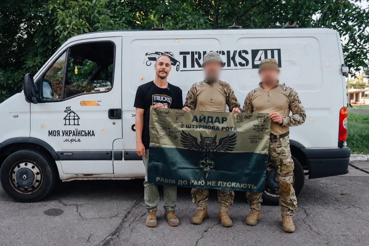 Trucks4U volunteers handing a vehicle over to soldiers